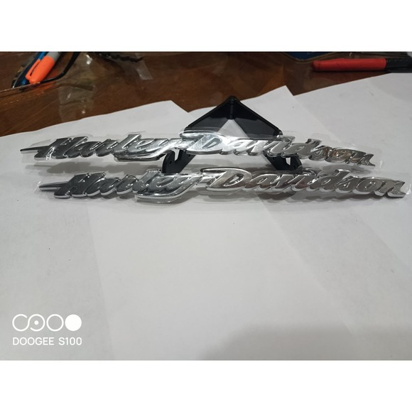 HARLEY DAVIDSON GENUINE FLTRX  GAS TANK MEDALLIONS EMBLEMS 14100587 RH ONLY SET - Picture 7 of 7